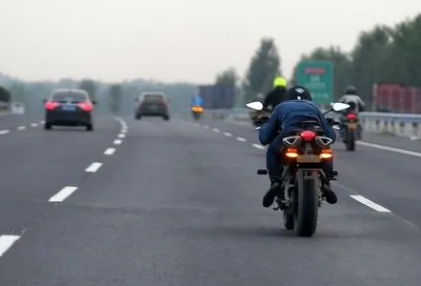 摩托车为什么不能上高速，摩托车上高速有什么危险
